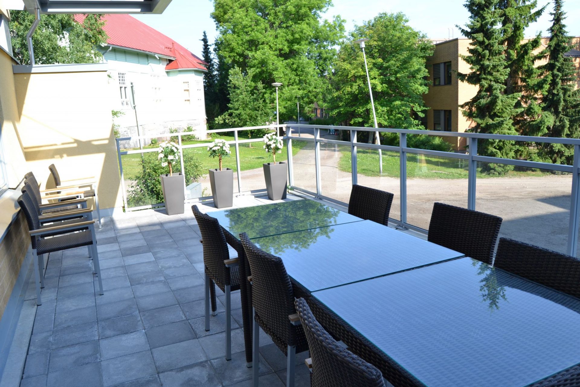 05En terrass med bord och stolar